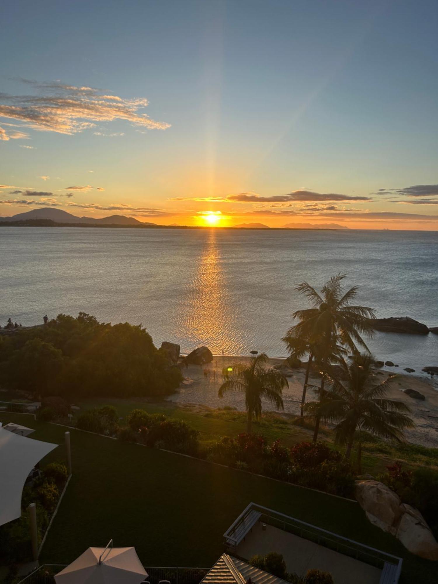 Coral Cove Apartments - Absolute Beachfront Resort Bowen Exterior foto